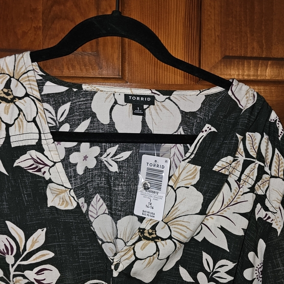 Torrid Floral V-Neck Blouse - Picture 2 of 3